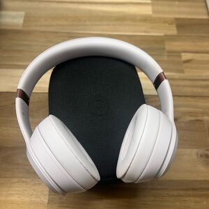 Beats by Dre Pink Solo 4, excellent condition, only used a few times